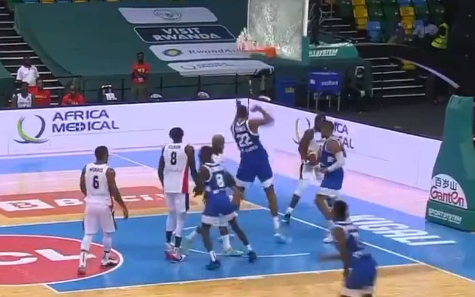 Walter Tavares brise un panneau après un dunk à l’Afrobasket !