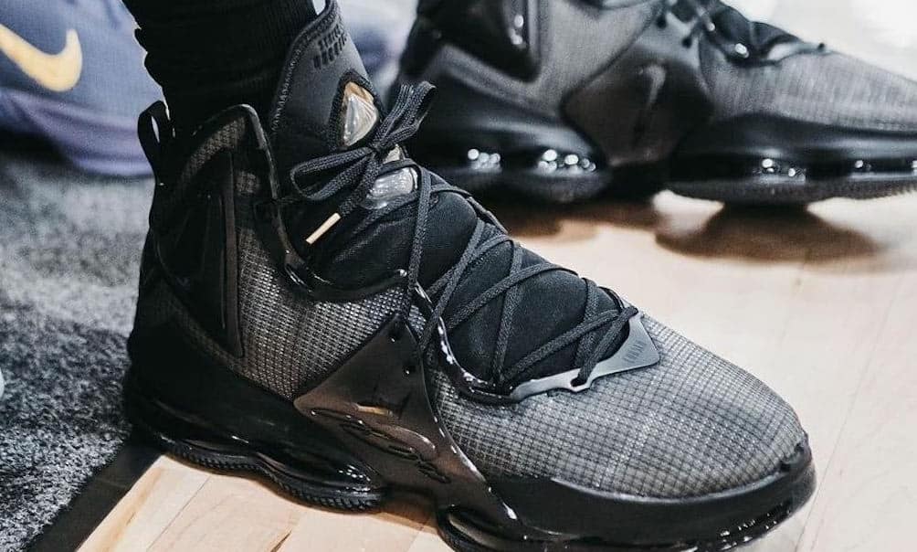 De nouvelles images de la Nike LeBron 19 dans un coloris full black