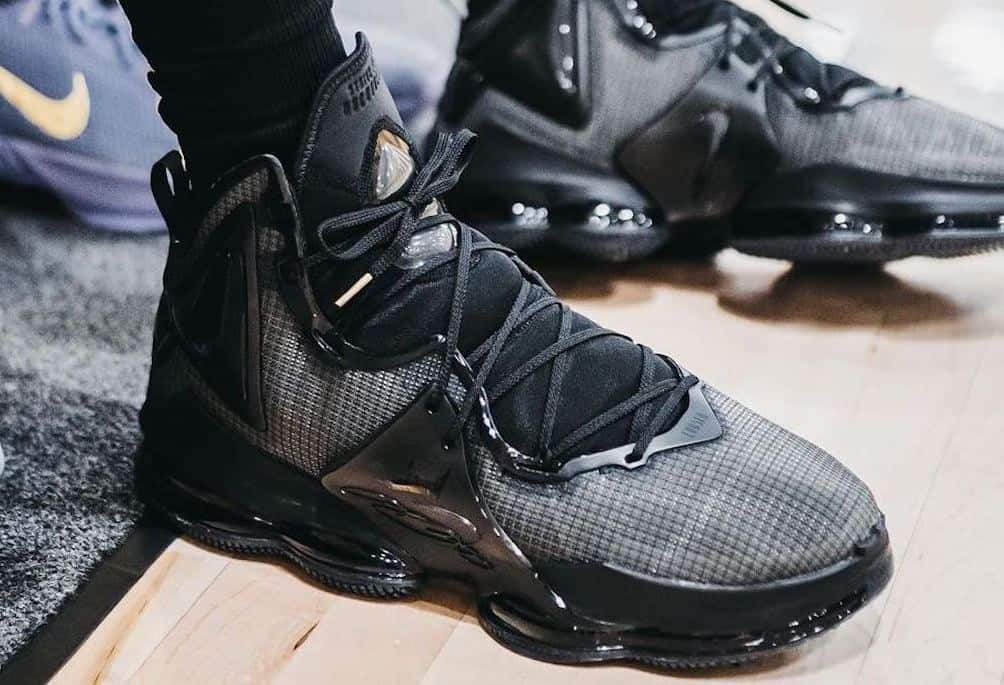 De nouvelles images de la Nike LeBron 19 dans un coloris full black