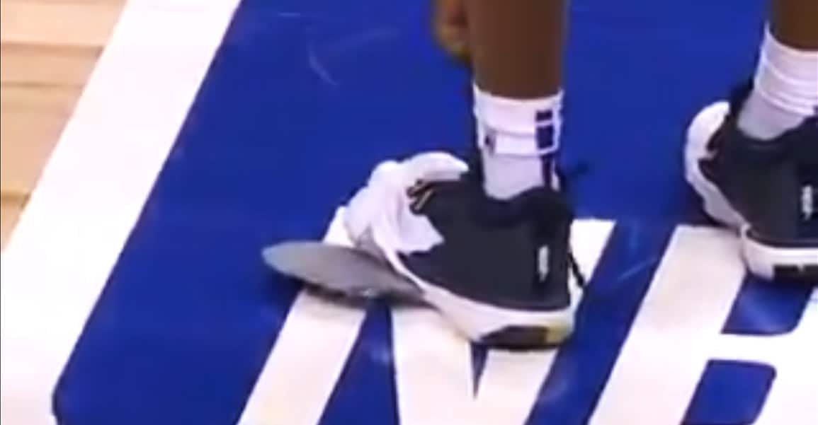 La chaussure d’un rookie explose en plein match… et c’est une Zion