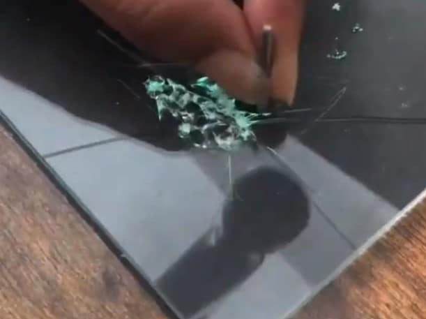 Son portrait de Kobe avec du verre brisé est somptueux