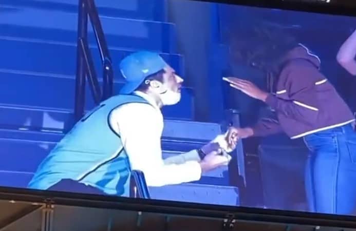 Il la demande en mariage pendant un temps mort… mais se prend un stop terrible