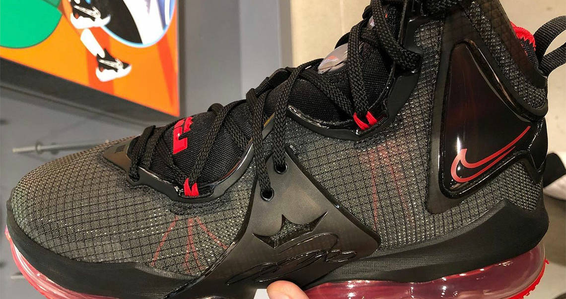 Les premières images de la Nike LeBron 19 Bred