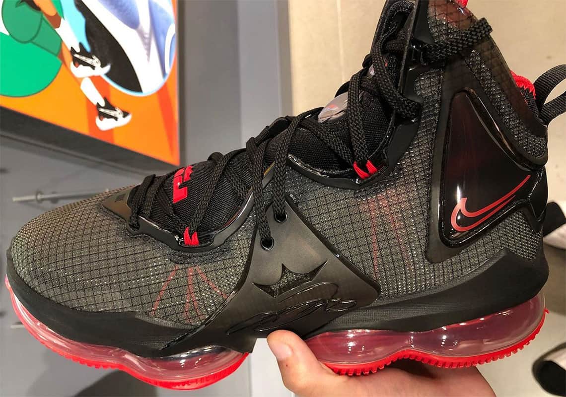 Les premières images de la Nike LeBron 19 Bred