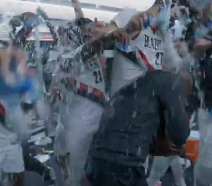 La belle image du jour : Les Blazers célèbrent la première victoire de Billups