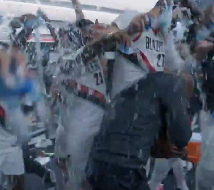 La belle image du jour : Les Blazers célèbrent la première victoire de Billups