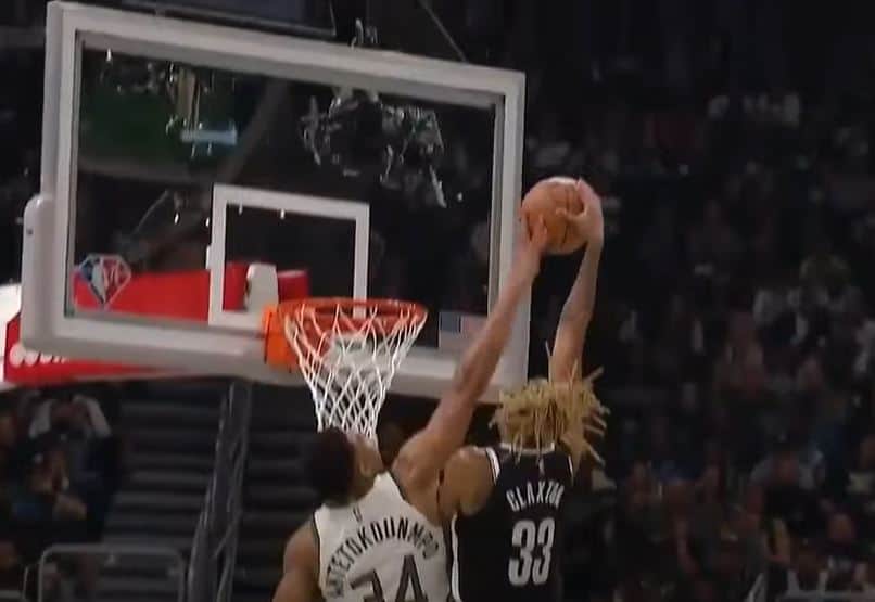 Giannis Antetokounmpo a encore mis un block de taré