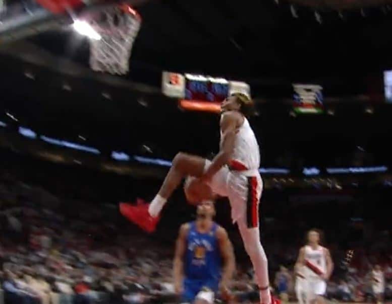 Greg Brown a calé le premier « rider » dunk de l’Histoire en plein match !!!!!
