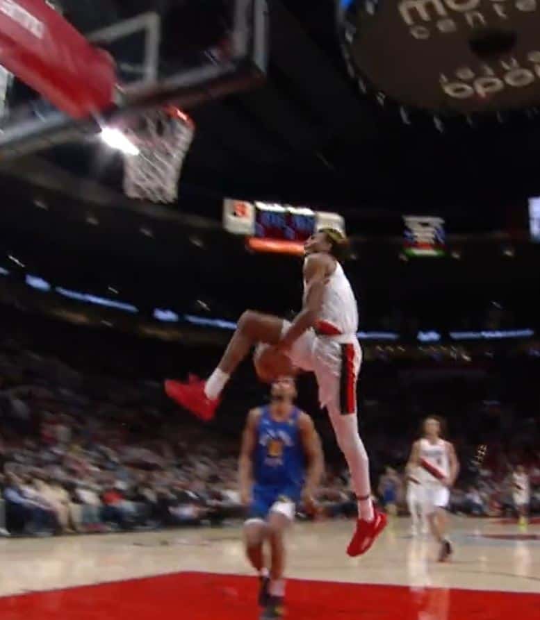 Greg Brown a calé le premier « rider » dunk de l’Histoire en plein match !!!!!