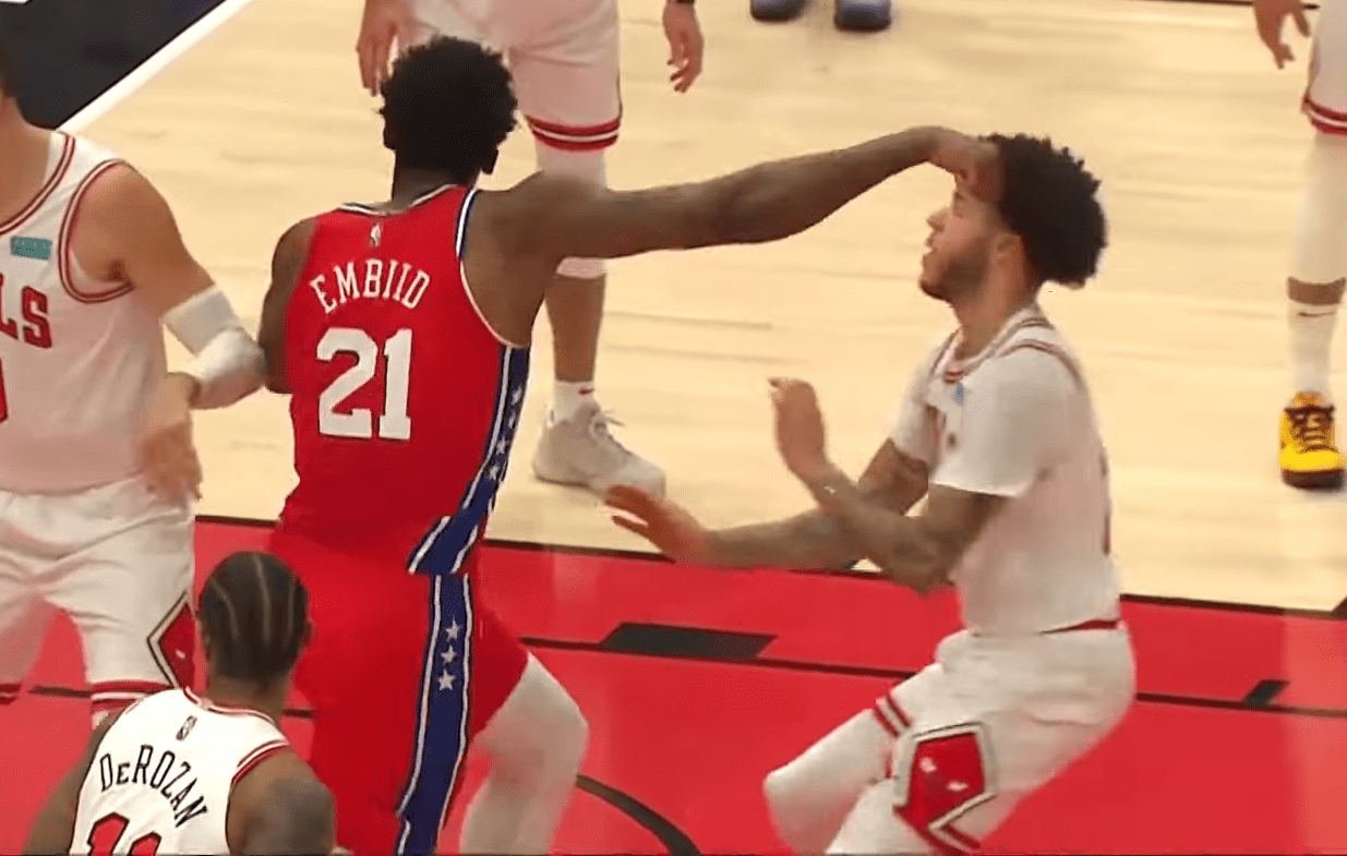 Joel Embiid, une droite à quelques centimètres de coucher Lonzo Ball !
