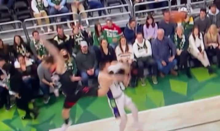 Pat Connaughton a pris un violent coup de pompe dans la face