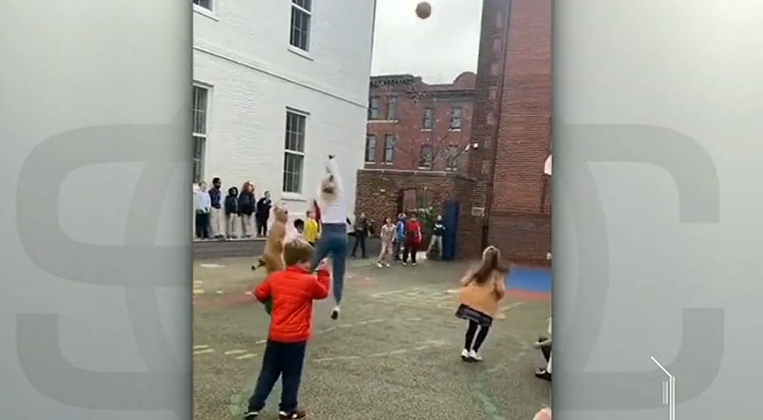 Le shoot d’une instit au milieu de la cour fait le tour du monde