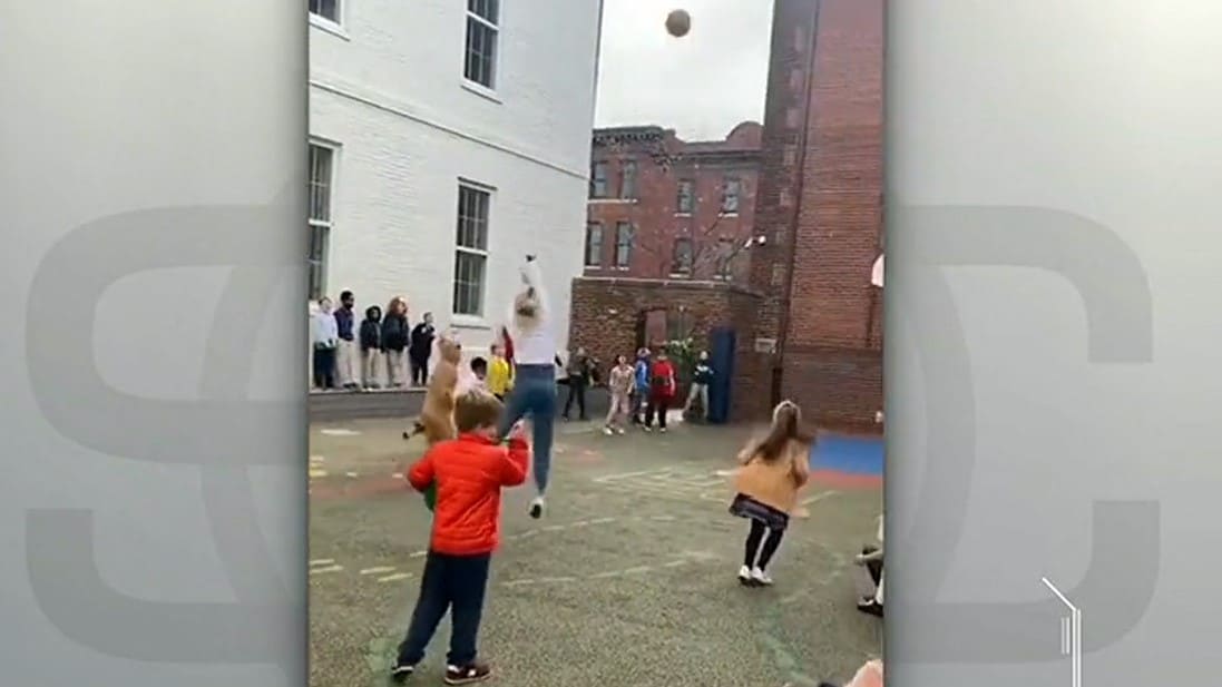 Le shoot d’une instit au milieu de la cour fait le tour du monde