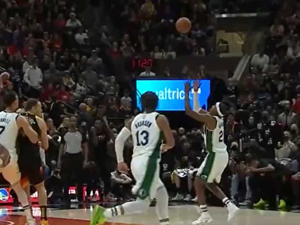 Frank Ntilikina marque le panier le plus improbable (et illégal ?) de Noël