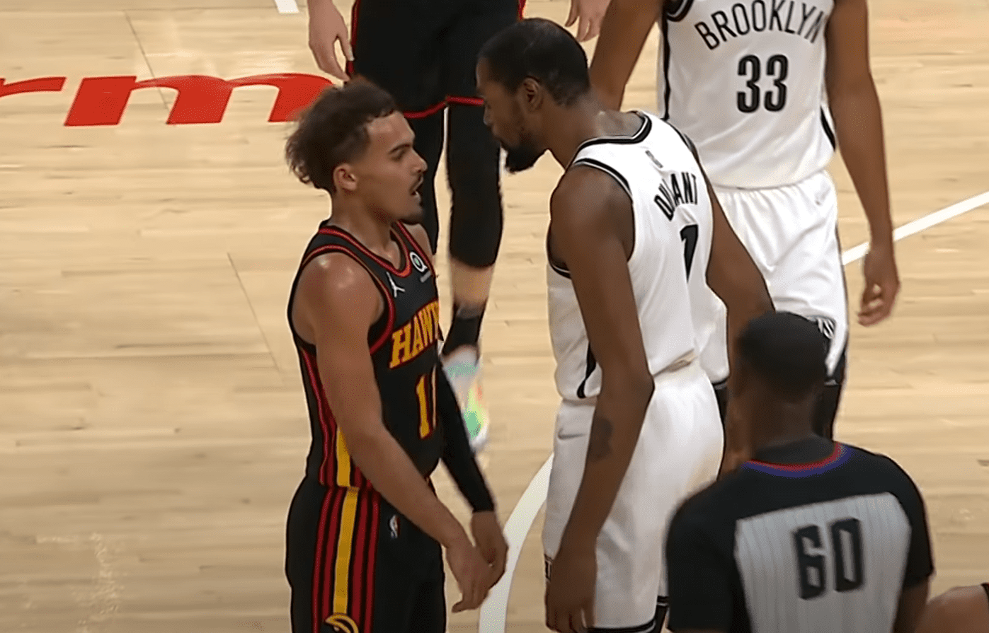 Kevin Durant et Trae Young, trash-talking et duel musclé