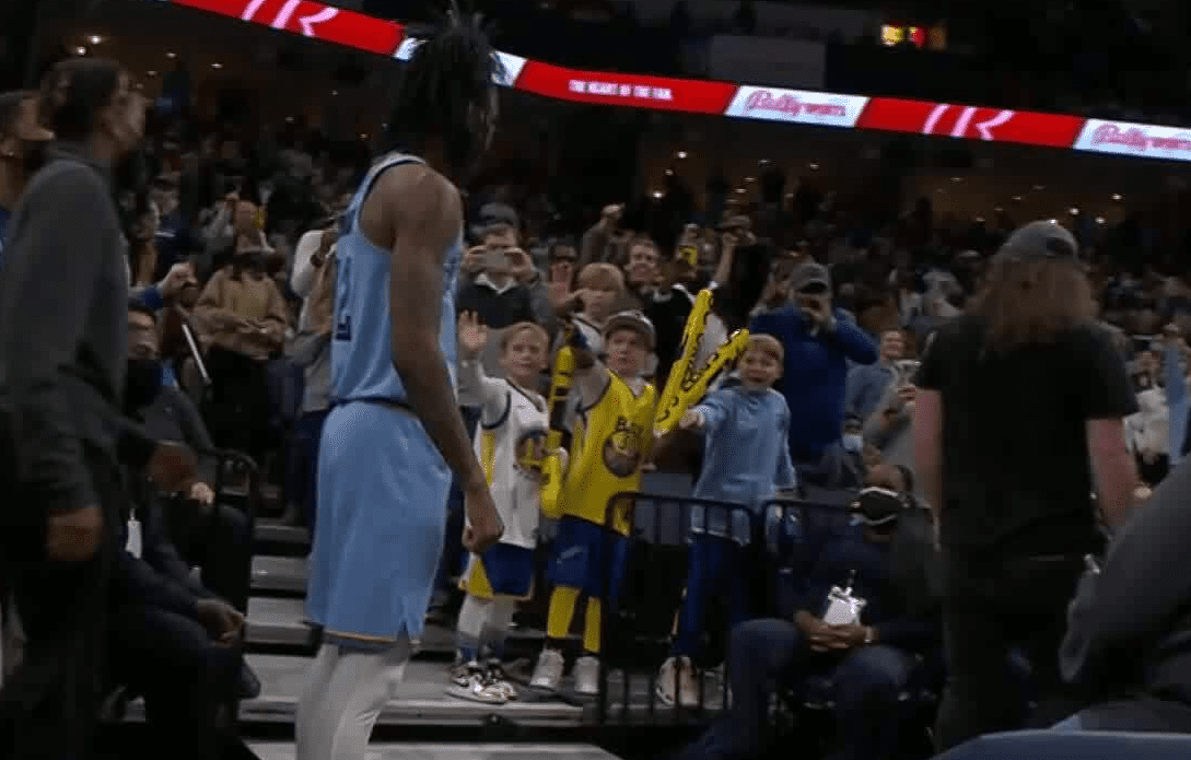 Quand Ja Morant recale un gamin avec le maillot des Warriors