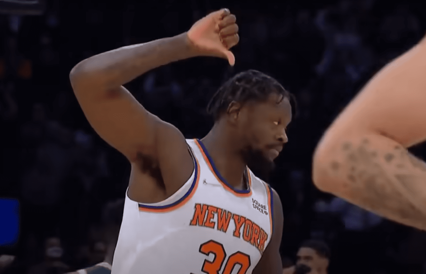 Julius Randle, un geste polémique pour faire taire les fans !