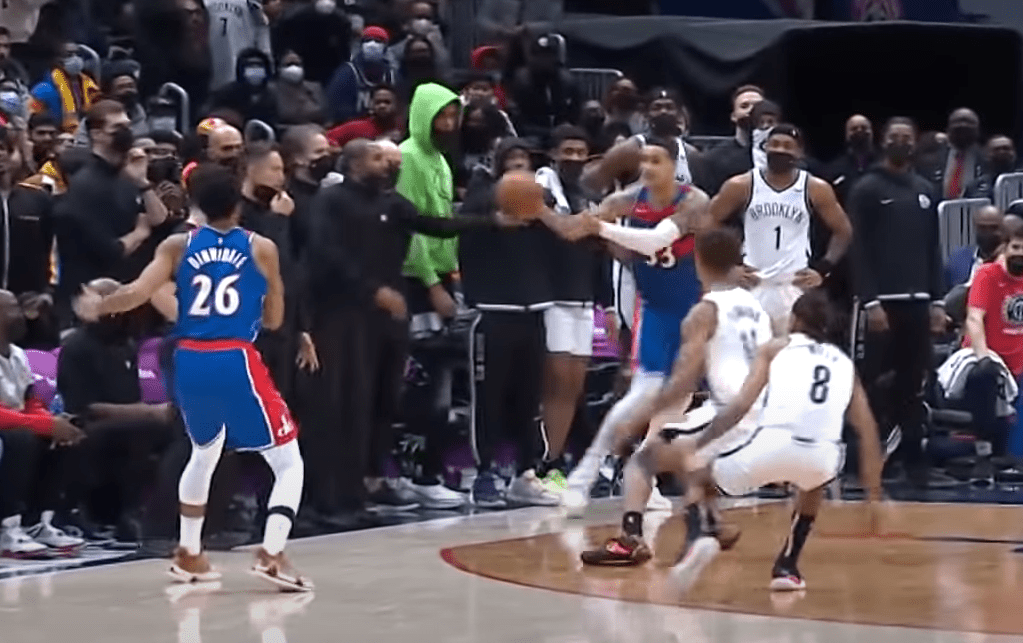 Kyle Kuzma se lâche après l’intervention défensive… d’un coach des Nets !