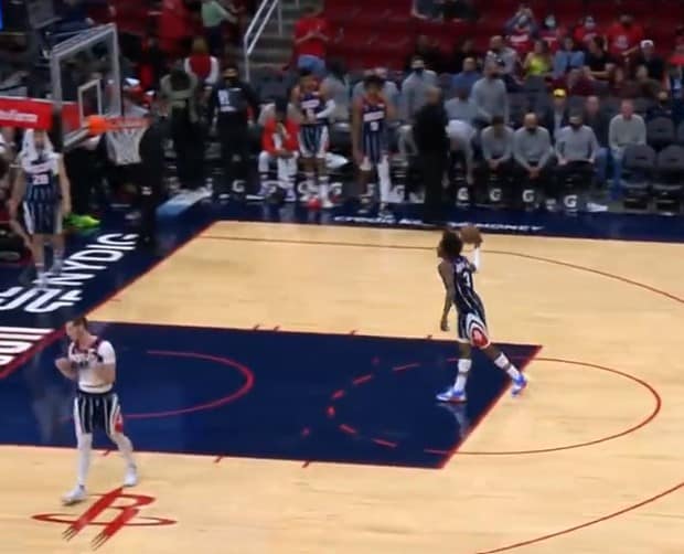 Kevin Porter marque contre son camp au buzzer, c’est du génie