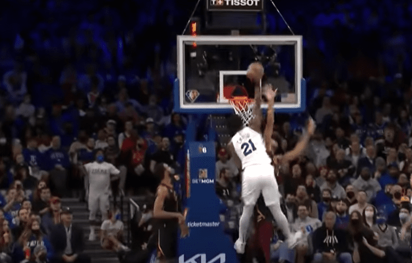 Joel Embiid claque un énorme poster… et se prend pour Godzilla