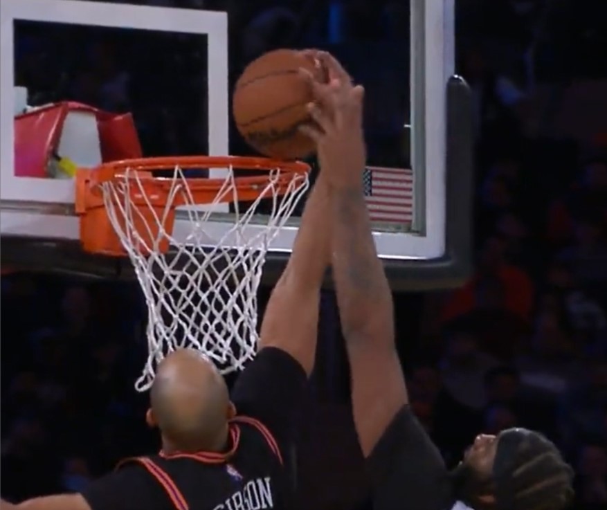 Les Knicks sont à la masse, Taj Gibson dunke sur son propre panier…