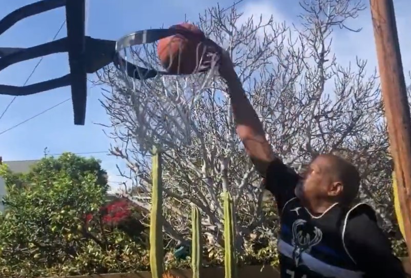 Marques Johnson dunke à 66 ans et se moque de Cole Anthony