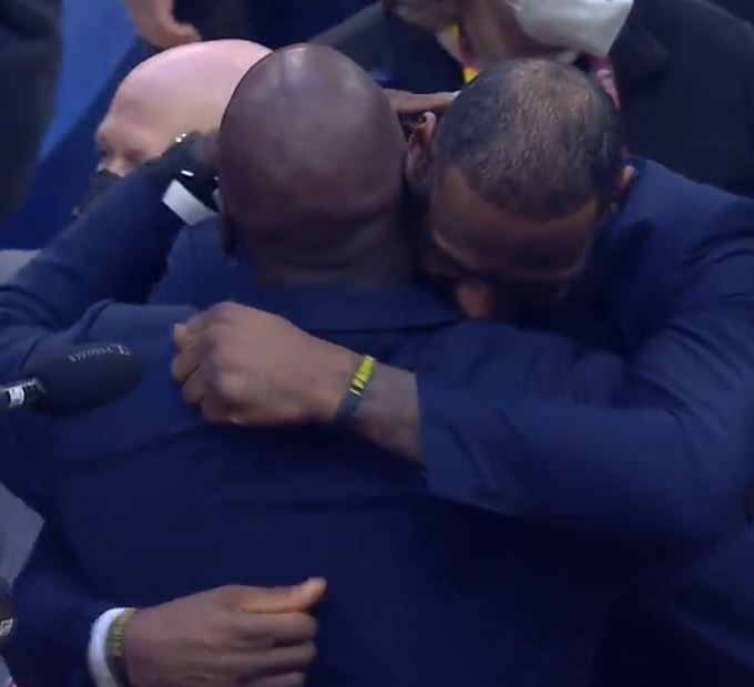 L’image de la soirée : LeBron James et Michael Jordan, un câlin entre GOAT