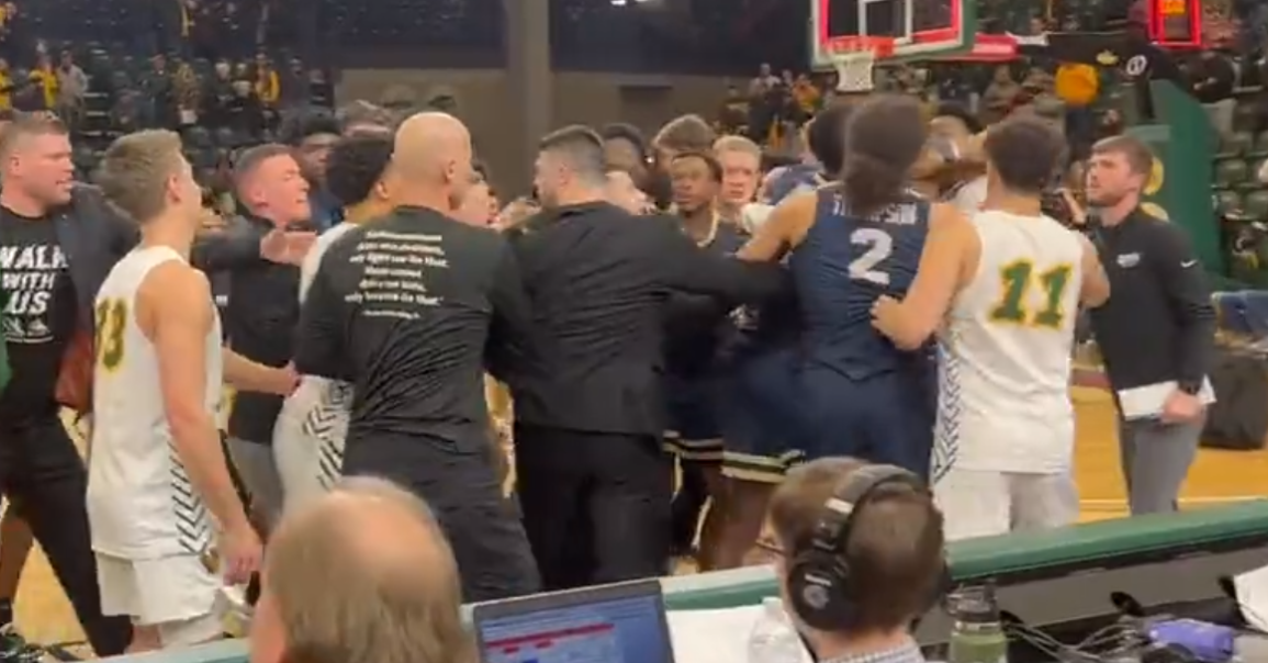 Provocations, insultes et embrouille générale : un match NCAA part en vrille !