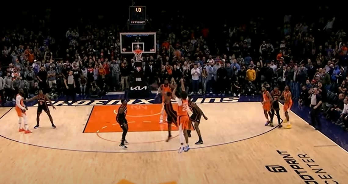 Cam Johnson tue les Knicks au buzzer… avec la planche