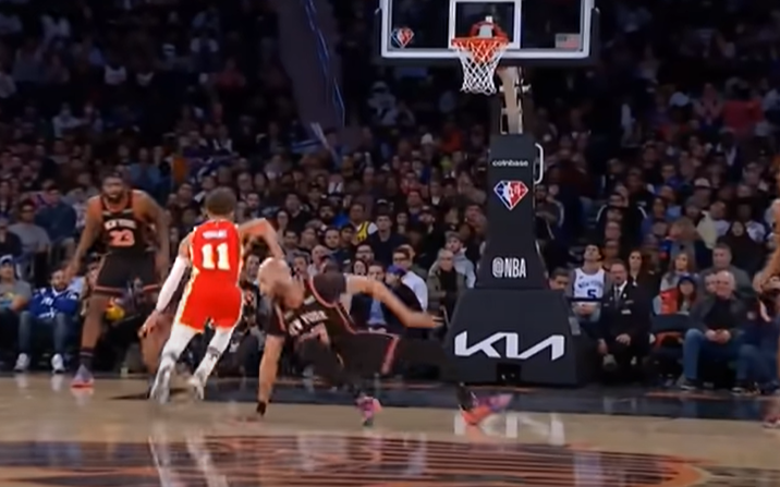 Trae Young crosse salement Taj Gibson, le Knicks Killer ne leur épargne rien