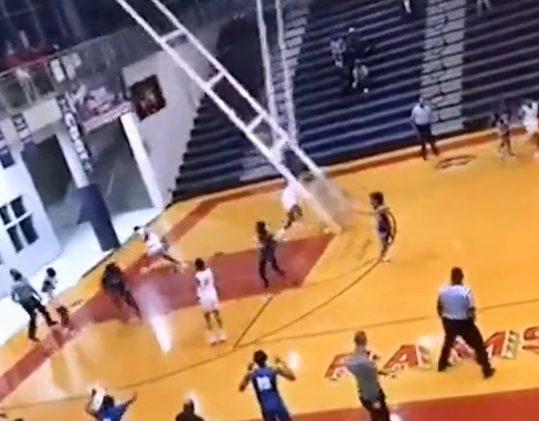 Enorme frayeur : le panneau se décroche et manque de faucher des joueurs !