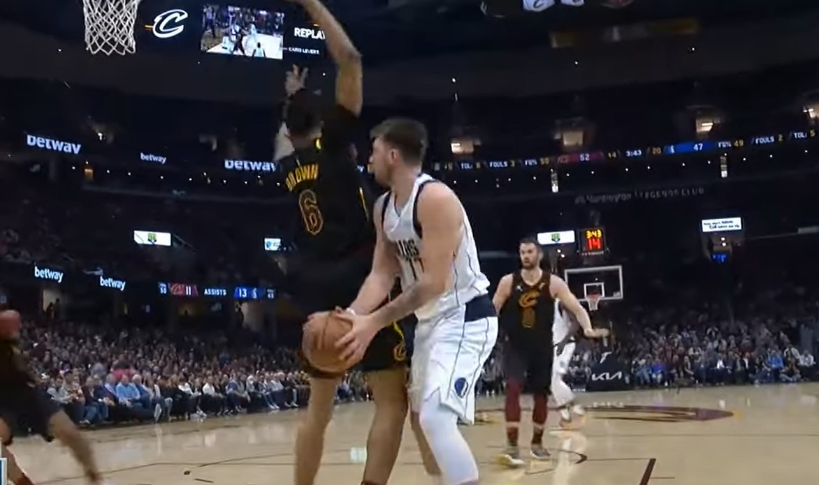 Luka Doncic enrhume salement Moses Brown, qui ne sait plus où est le ballon