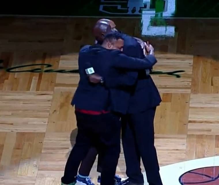 L’image de la soirée : Kevin Garnett, Ray Allen et Paul Pierce enlacés, enfin en paix