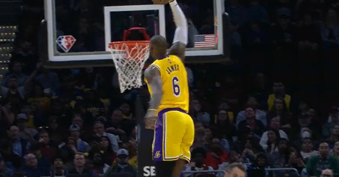 LeBron James claque un gros tomar sur Kevin Love !