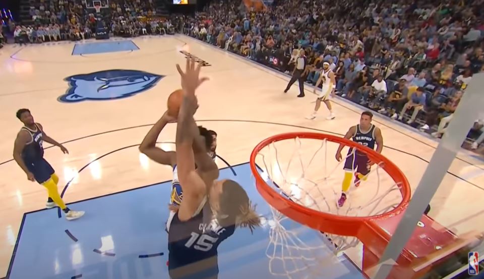 Oh, oh, Andrew Wiggins détruit Brandon Clarke