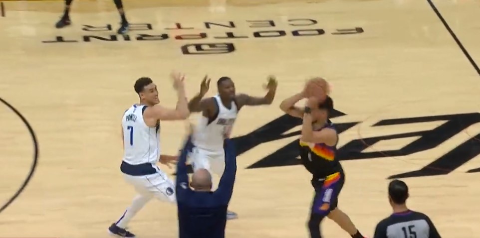 Jason Kidd pilote la défense des Mavs sur une superbe séquence au micro