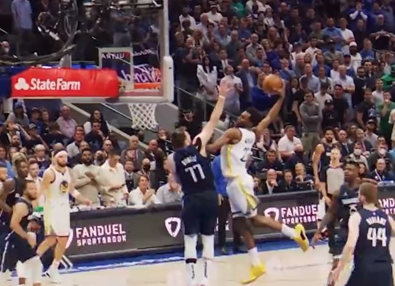 Wiggins postérise Doncic pour l’un des plus gros dunks des playoffs