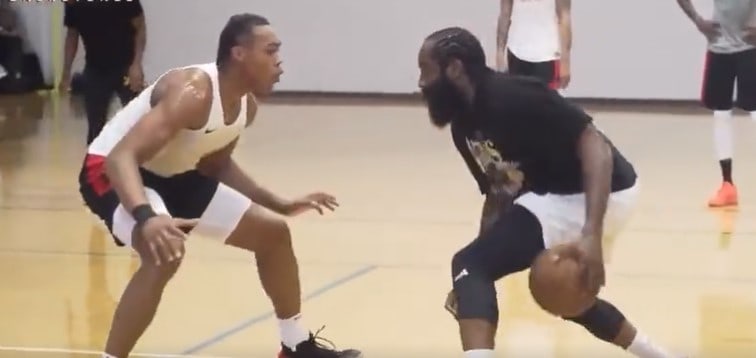 Scottie Barnes défend fort sur Harden dans un pick up game, le RoY n’est pas là pour blaguer