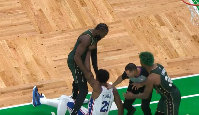 Ça a chauffé entre Embiid et les Celtics : Smart l’accuse d’avoir voulu lui casser le bras