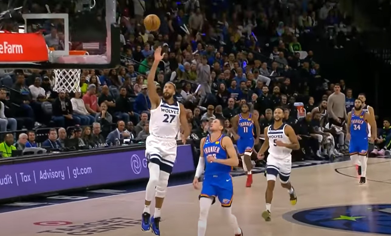 Rudy Gobert rentre un incroyable floater au buzzer pour sa première