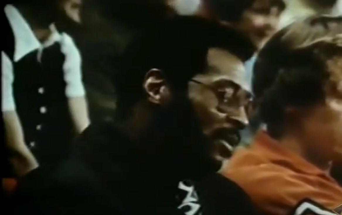 Gus Johnson, le « spécimen » qui s’est fait déboîter l’épaule par Chamberlain