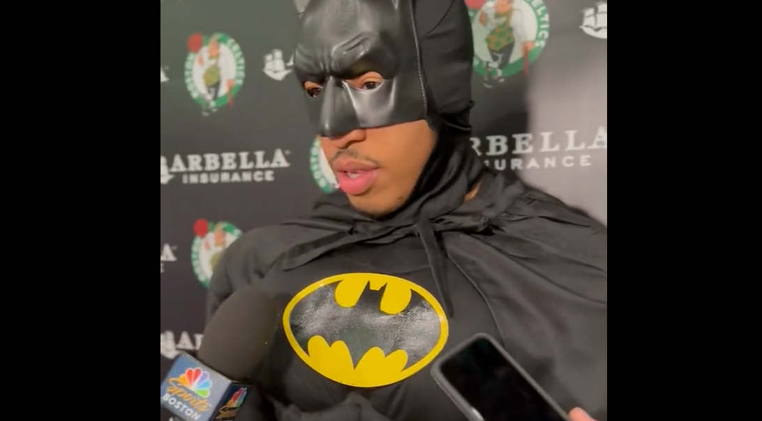 Quand Grant Williams répond à la presse… déguisé en Batman