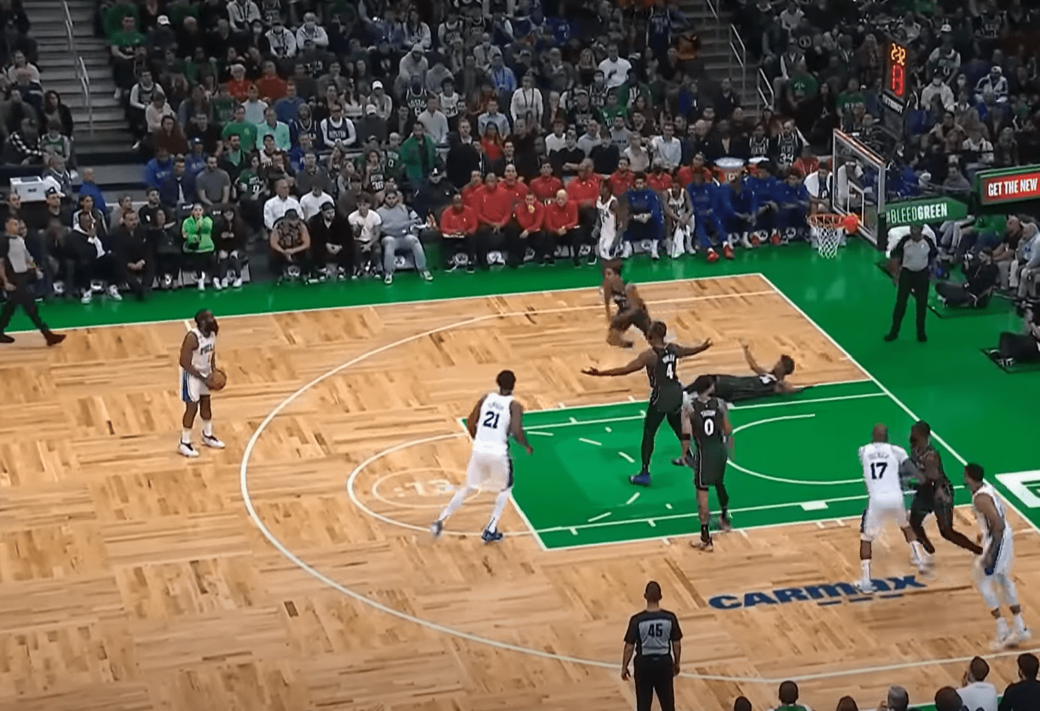 James Harden place un vilain cross, veut chambrer et… se rate complètement