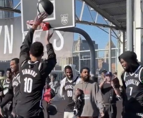 Ben Simmons balance un vilain airball en plein air, c’est grave docteur ? 😅