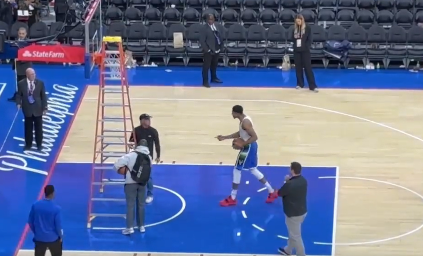 Giannis veut shooter après le match, s’embrouille avec Harrell et balance une échelle…