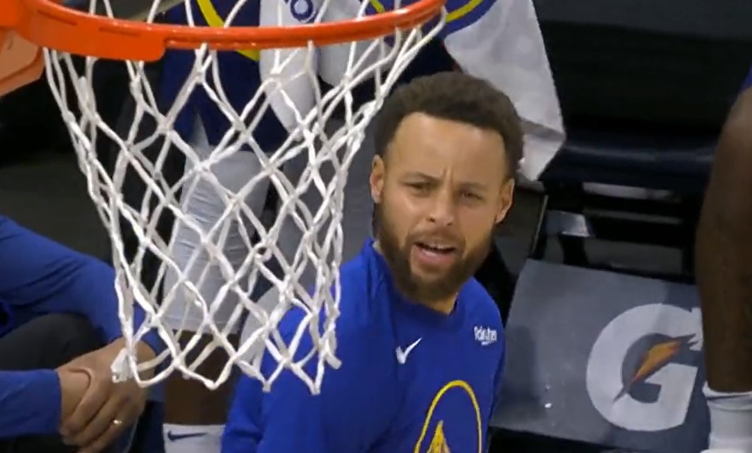 Stephen Curry est tellement heureux pour ses coéquipiers qu’il en prend une faute technique