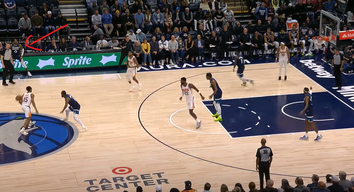 Digne de JR Smith : D’Angelo Russell oublie de rentrer, les Wolves défendent à 4 vs 5