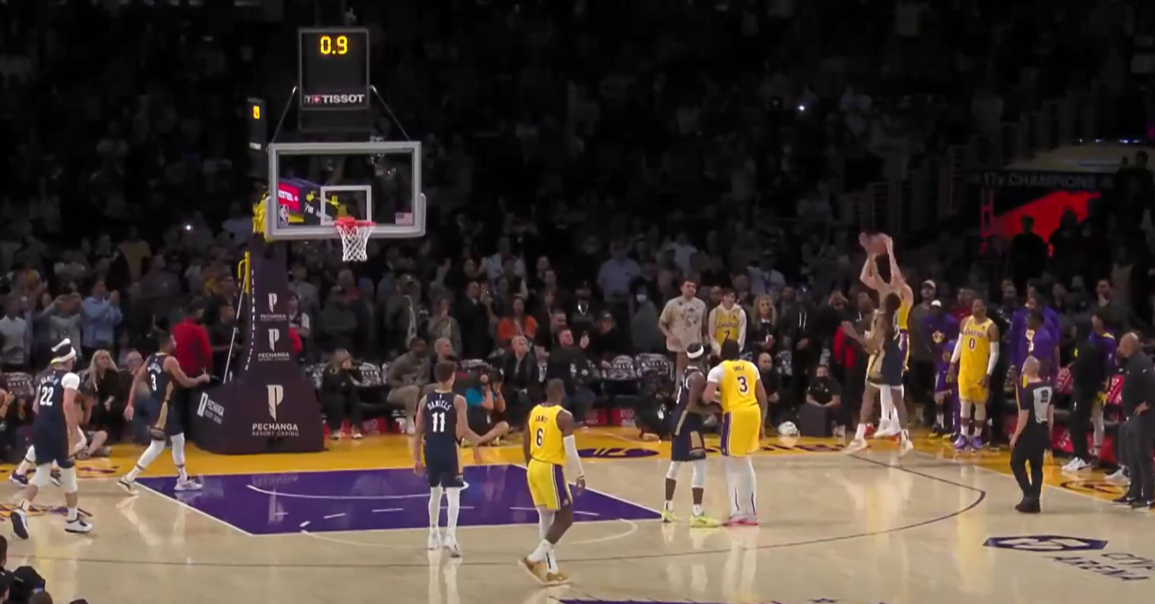 Le panier héroïque de Matt Ryan pour offrir aux Lakers la prolongation