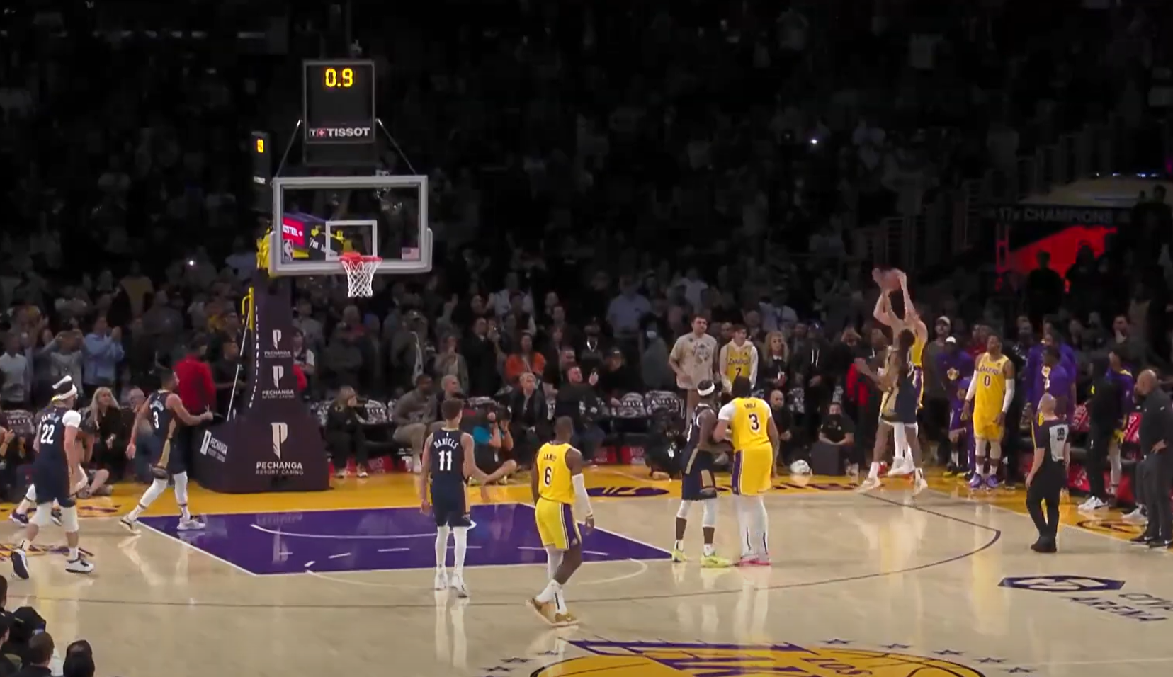 Le panier héroïque de Matt Ryan pour offrir aux Lakers la prolongation