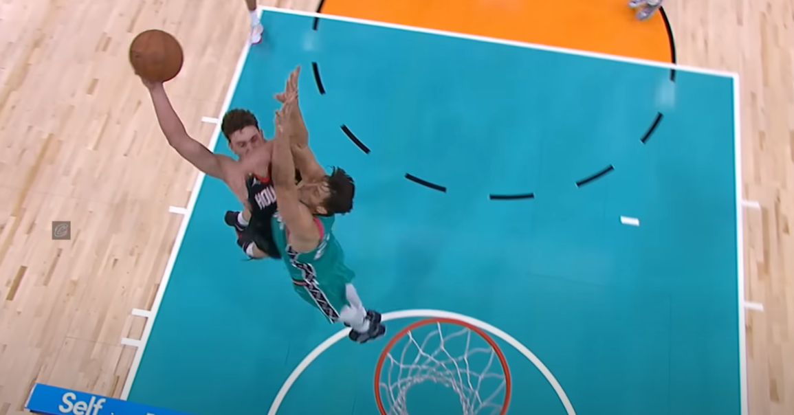 Alperen Sengun a claqué un dunk monumental sur Zach Collins, faute offensive